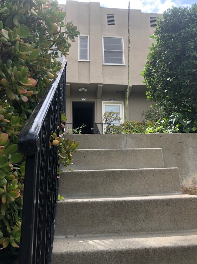 Building Photo - 870 N Occidental Blvd