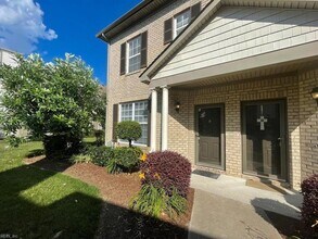 Building Photo - 2028 Smallbrooke Ct