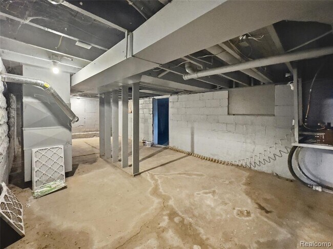 Building Photo - 2124 Bernice Ave