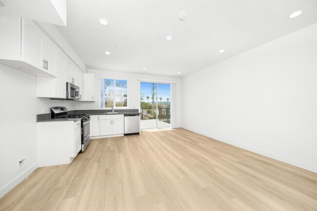 Building Photo - 14825 Delano St