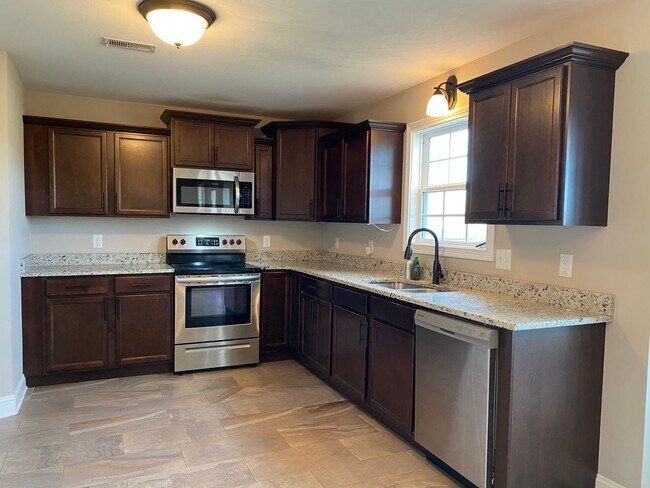 Building Photo - Beautiful 3 bed 2 bath home with Bonus room! Close to shopping and Ft. Campbell.