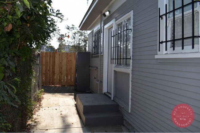 Building Photo - Charming 2-Bedroom Downtown Unit – Availab...