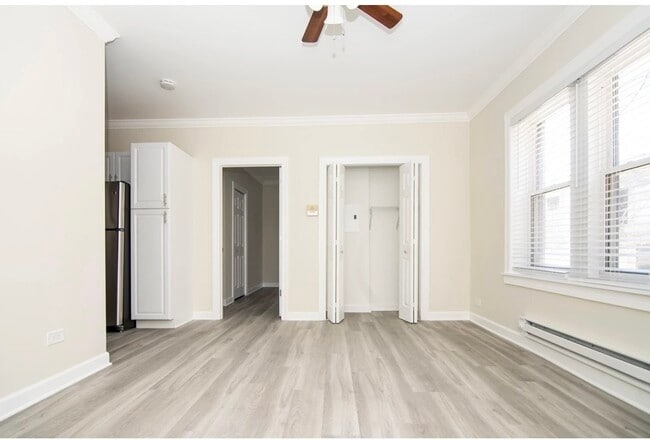 Building Photo - 648.5 W Roscoe St