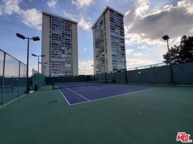 Building Photo - 2220 Ave of the Stars