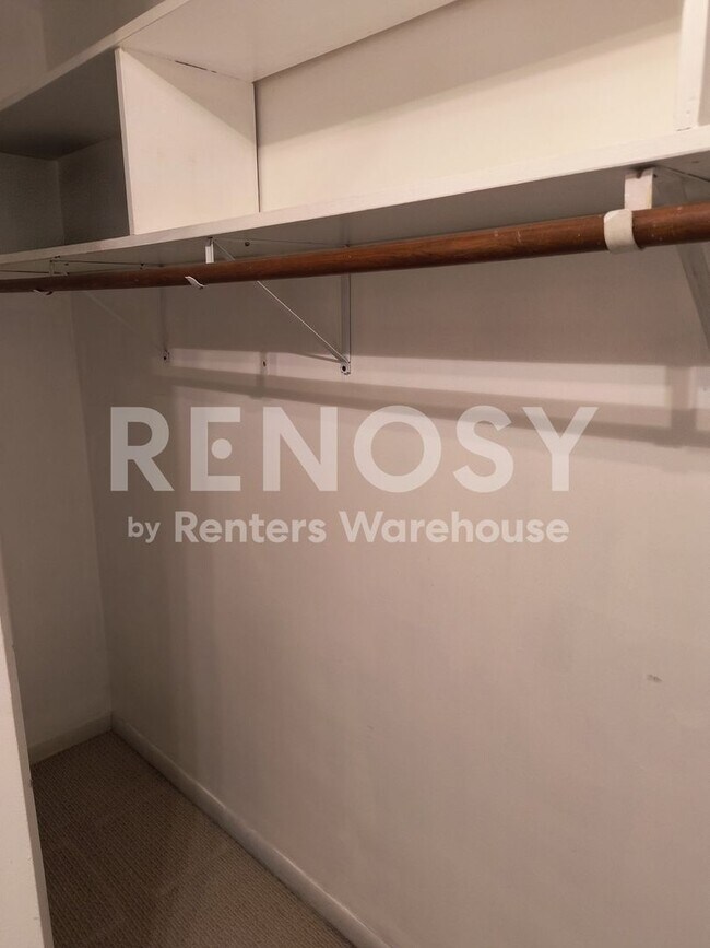 Building Photo - Available June 10th 2 Bedroom 1 Bath Condo in Minneapolis