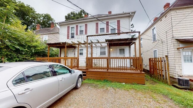 Building Photo - SPACIOUS 4 BEDROOMS / 2 FULL BATHS BEAUTIF...