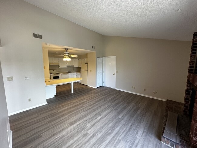Building Photo - AVAILABLE NOW!  Charming Chestnut Condo!