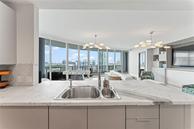 Building Photo - 5959 Collins Ave