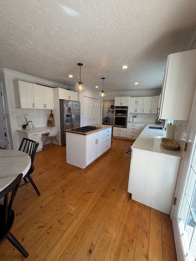 Building Photo - Beautiful 4 bedroom, 3 bathroom Home with a pool!!