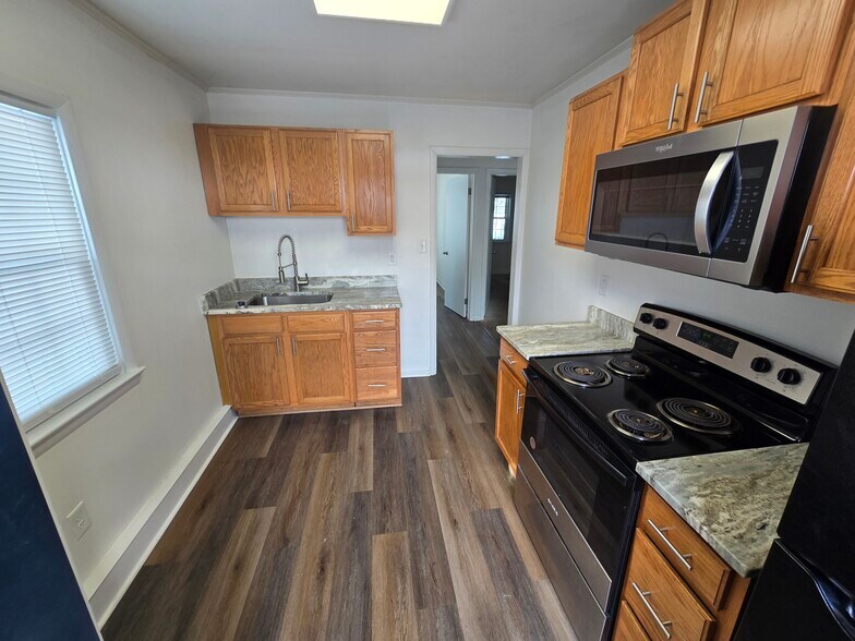 Building Photo - 146 Carver St