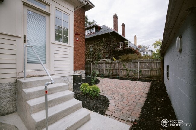Building Photo - Completely Renovated Home--One block off o...