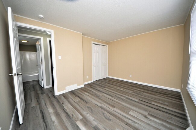 Building Photo - WAR: Granada Duplex - 309/311
