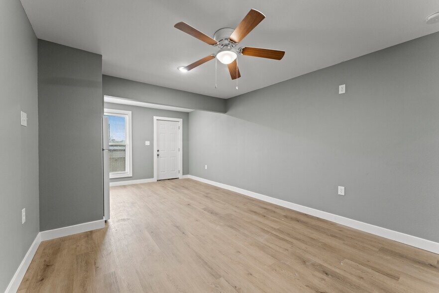 Living - 103 N Scanlan St