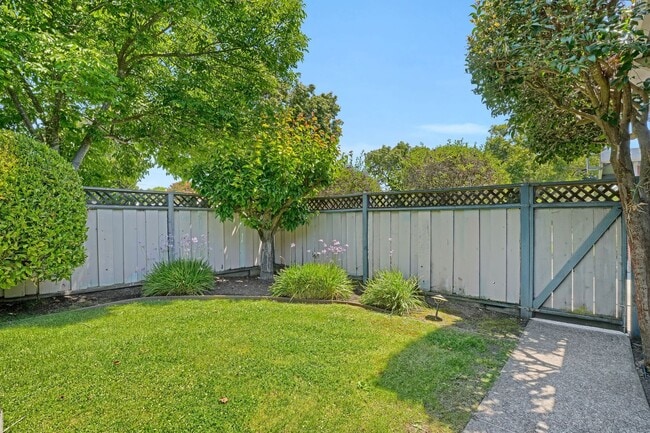 Building Photo - Spacious 4 bed, 2.5 Bath Home with Bonus Room and Pool in Palo Alto!