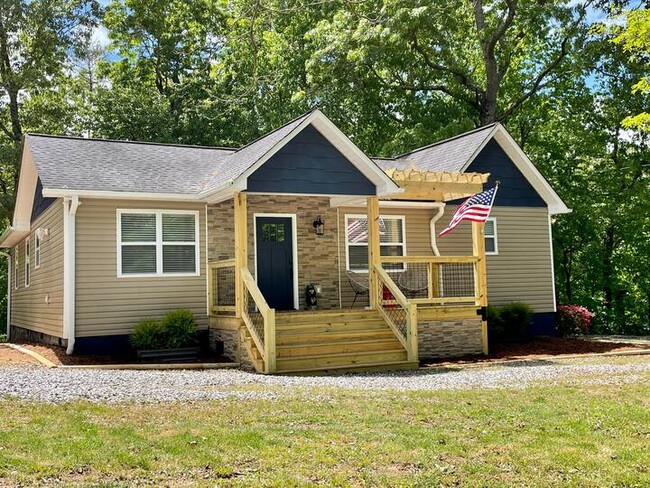 Primary Photo - 233 Lakeview Cir