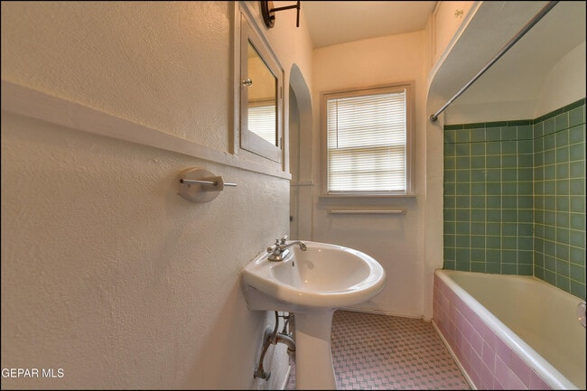 Building Photo - 1100 Kelly Way