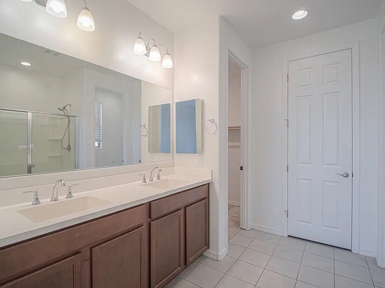 master bath - 832 S Strahan Pl