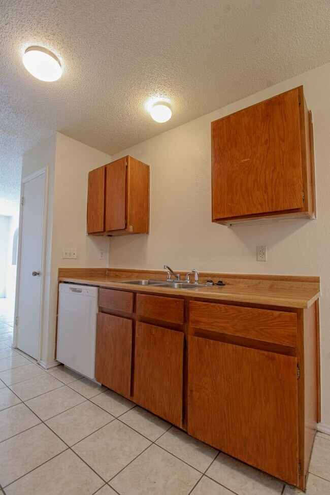Building Photo - 6214 Ridge Glade St
