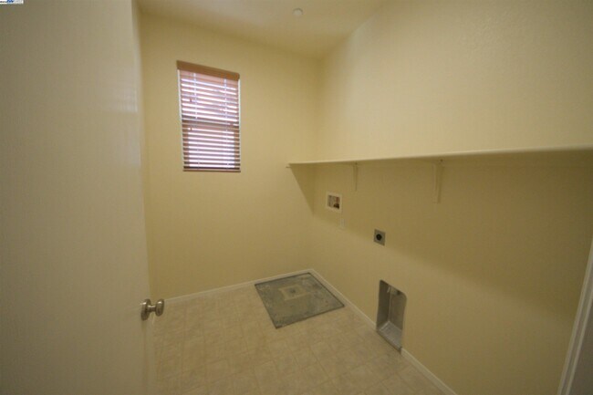 Building Photo - 549 Chaparral Loop