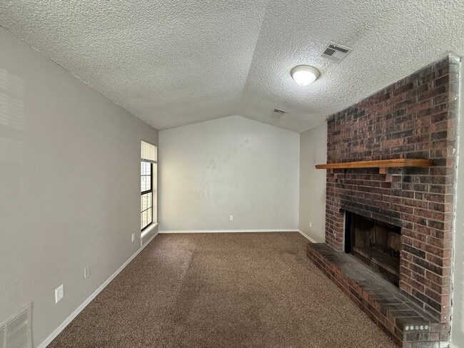 Building Photo - 5728 S Vancouver Ave