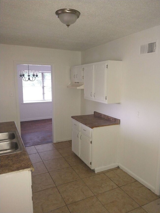 Building Photo - Spacious 3 bedroom, 1 bath home