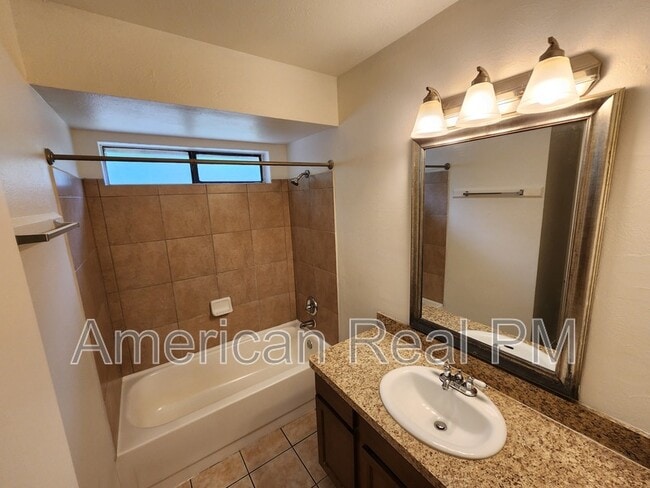 Building Photo - 2750 Sunset Strip Dr