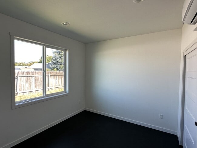 Building Photo - A Bright & Contemporary Home in Pasco