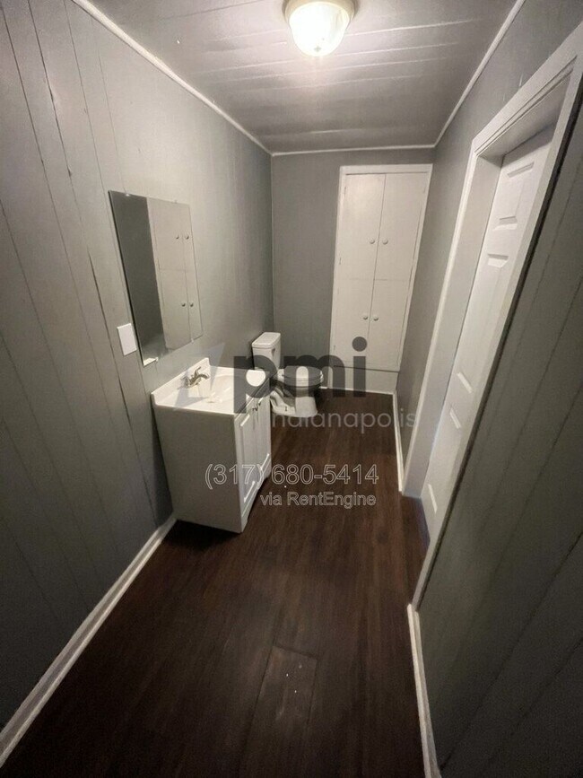 Building Photo - 215 1/2 S Madison Ave