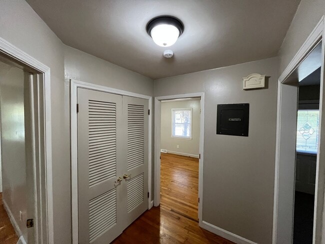 Building Photo - Charming 3-bedroom 1.5-bathroom brick home