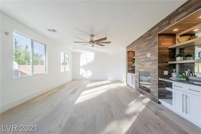 Building Photo - Stunning Summerlin 5 bedroom with a pool!