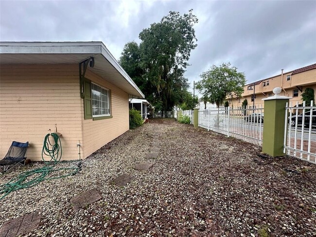 Building Photo - 905 SW 8th Ave