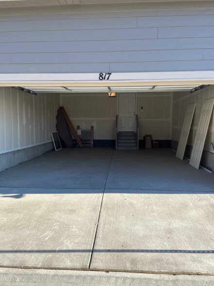 Building Photo - 817 Morning Glory Rd