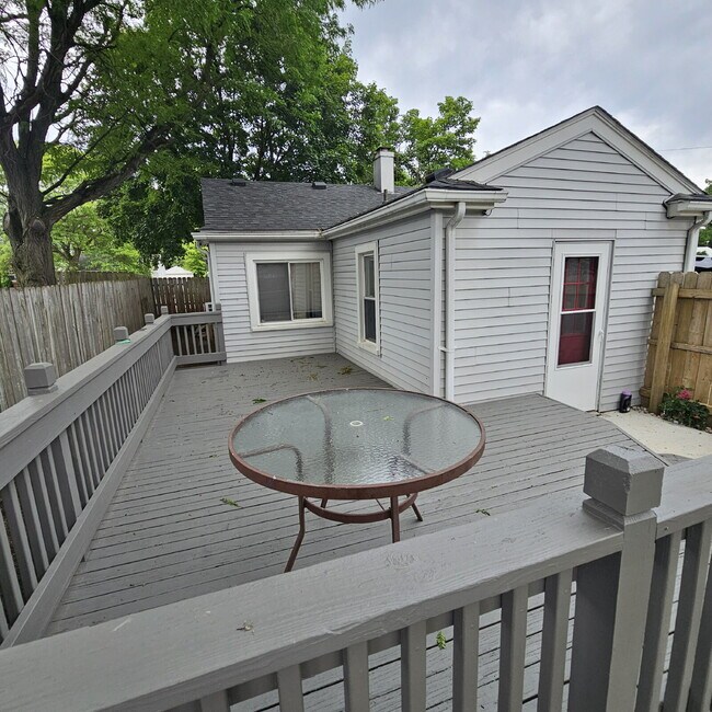 Building Photo - Charming 2-Bedroom Ranch in Royal Oak – Co...