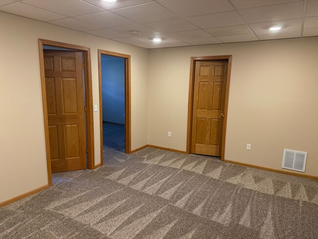 Building Photo - 3 bed 2bath townhome finished basewment , double garage, deck