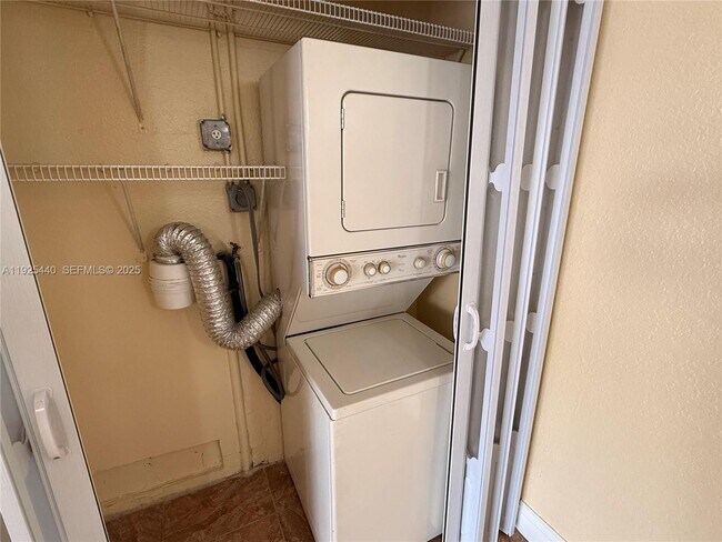 Building Photo - 8011 W 6th Ave