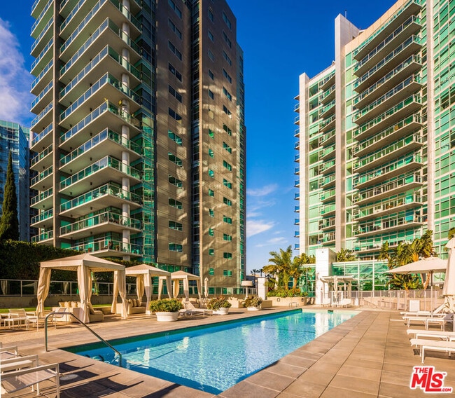 Building Photo - 13600 Marina Pointe Dr