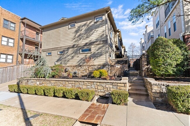 Building Photo - This luxurious townhouse on Cherry St.