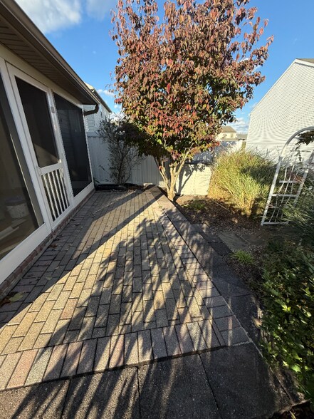 Building Photo - 48 Laurel Dr