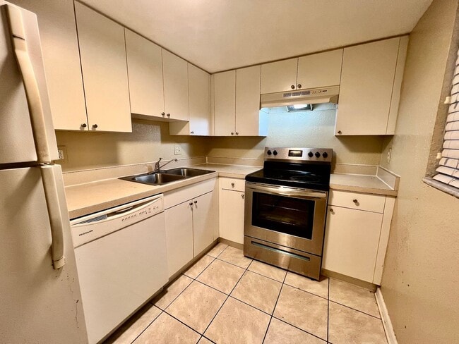 Building Photo - One Bed One bath unit in Garden Walk