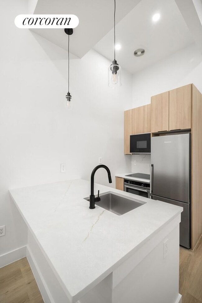 Building Photo - 405 Linden St