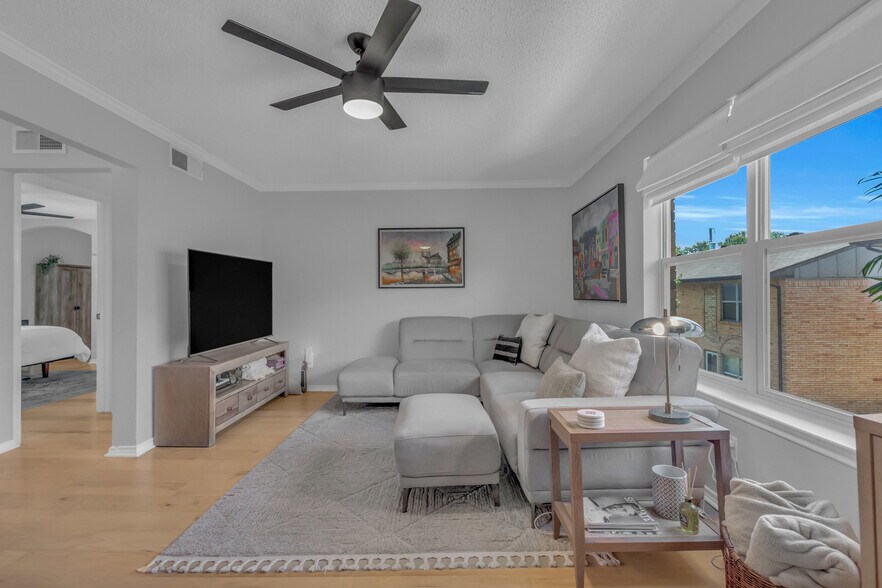 Building Photo - 5829 Sandhurst Ln