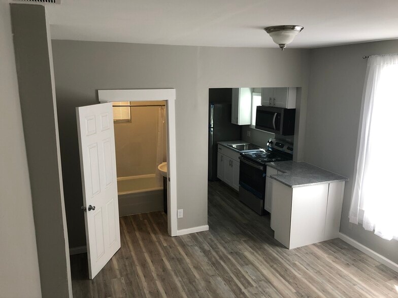 Building Photo - 210 S Yale Ave