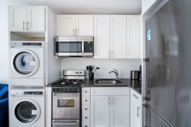 Building Photo - 244 E 75th St