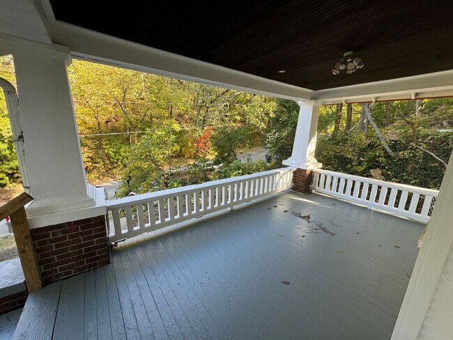 Building Photo - 5 Bedroom Rental in Moline