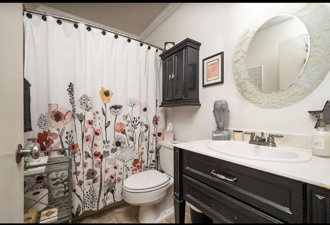 Building Photo - "Charming 1-Bed Sanctuary with Hardwood Floors & Central Vacuum in San Mateo!"