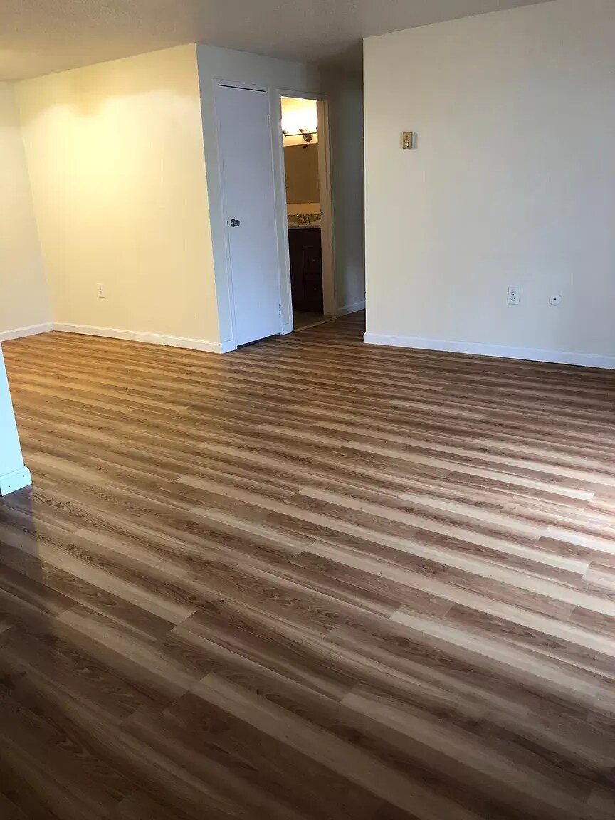 Building Photo - 7 Village Rock Ln