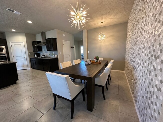 Building Photo - Beautiful Spacious Home!! Don't miss this ...