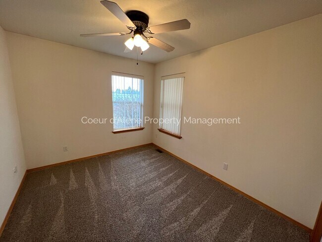 Building Photo - 2 bed townhouse in gated community w/ River access!