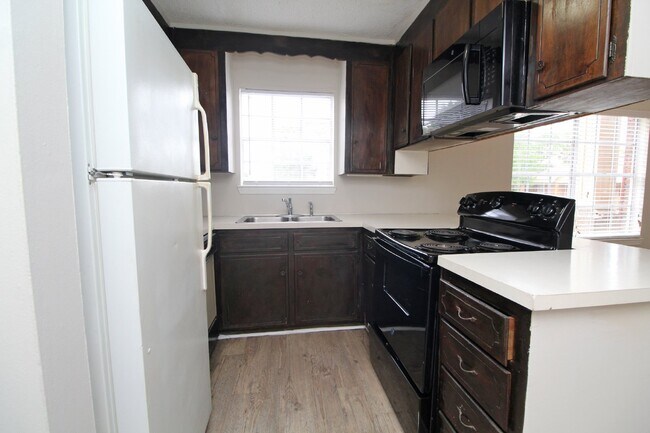 Building Photo - Freshly Updated -Ground-Floor Apartment Near UWF – Available Now!