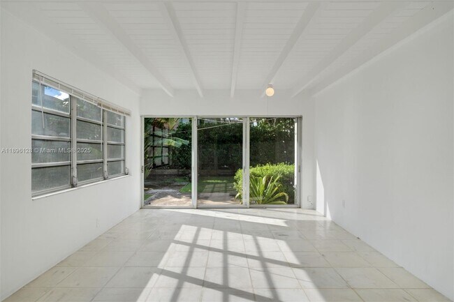 Building Photo - 520 W 51st Terrace